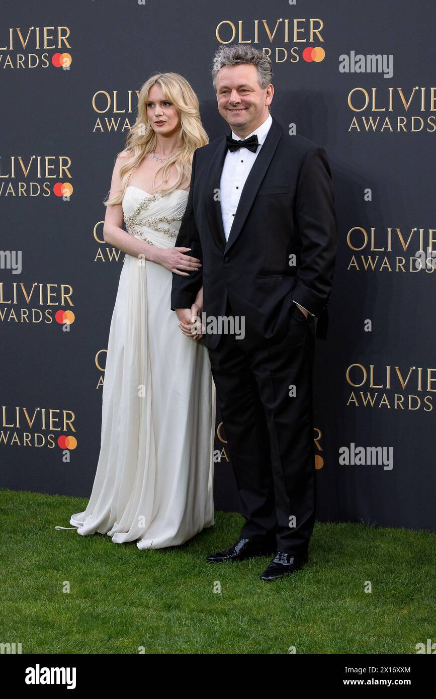 London, Großbritannien. April 2024. Schauspieler Micheal Sheen und Freundin Anna Lundburg posieren für Fotografen auf dem grünen Teppich bei den Olivier Awards 2024 in der Royal Albert Hall Credit: David Betteridge/Alamy Live News Stockfoto