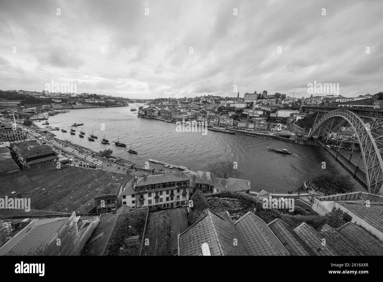 Blick auf die Luis I-Brücke, eine Doppelstockbrücke mit Metallbogen, die den Fluss Douro zwischen den Städten Porto und Vila Nova de Gaia überspannt, 15. April 202 Stockfoto