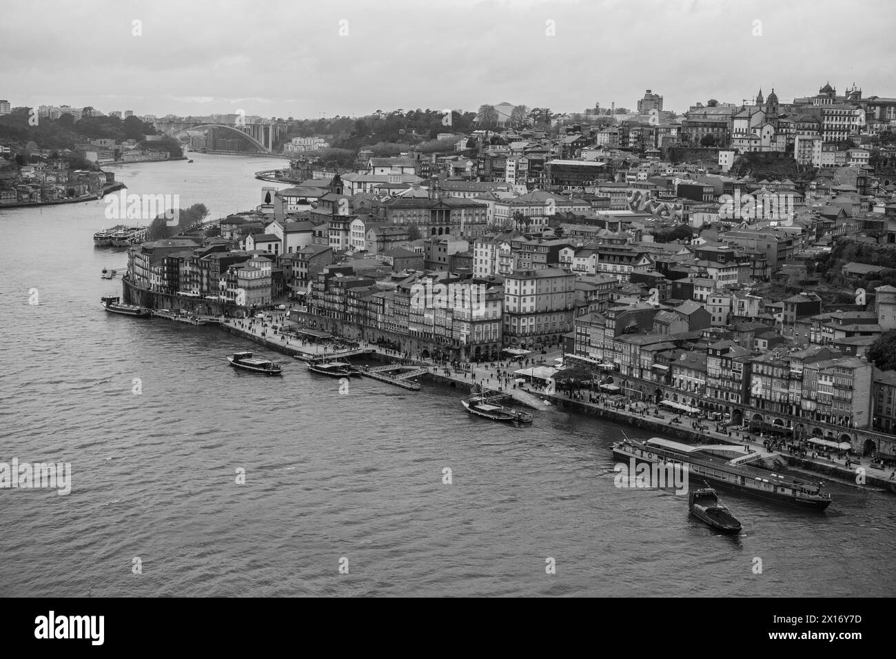 Blick auf die Riviera von Porto, die sich entlang des Flusses Douro zwischen den Städten Porto und Vila Nova de Gaia erstreckt, 15. April 2024 in Portugal. Stockfoto