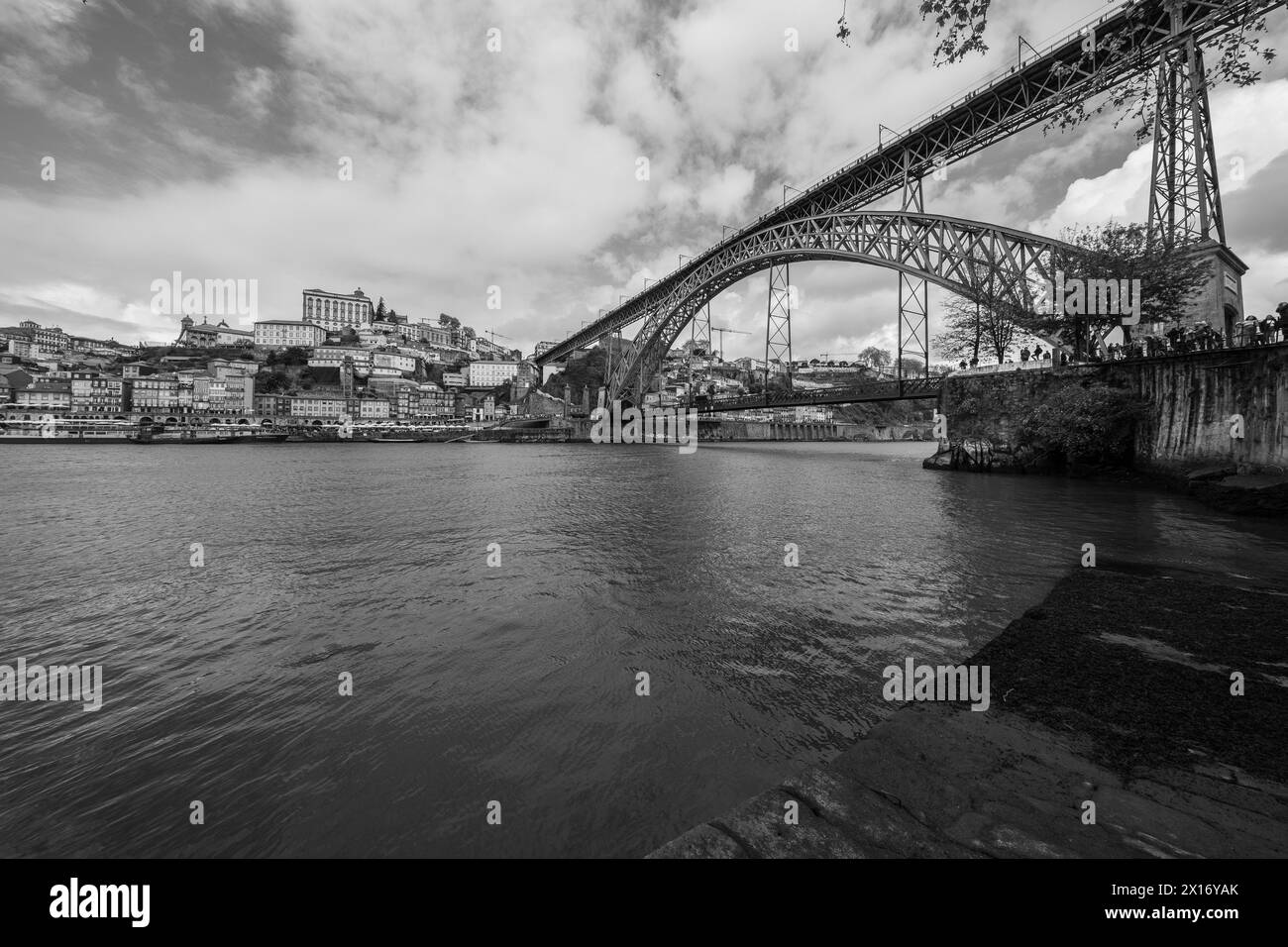 Blick auf die Luis I-Brücke, eine Doppelstockbrücke mit Metallbogen, die den Fluss Douro zwischen den Städten Porto und Vila Nova de Gaia überspannt, 15. April 202 Stockfoto
