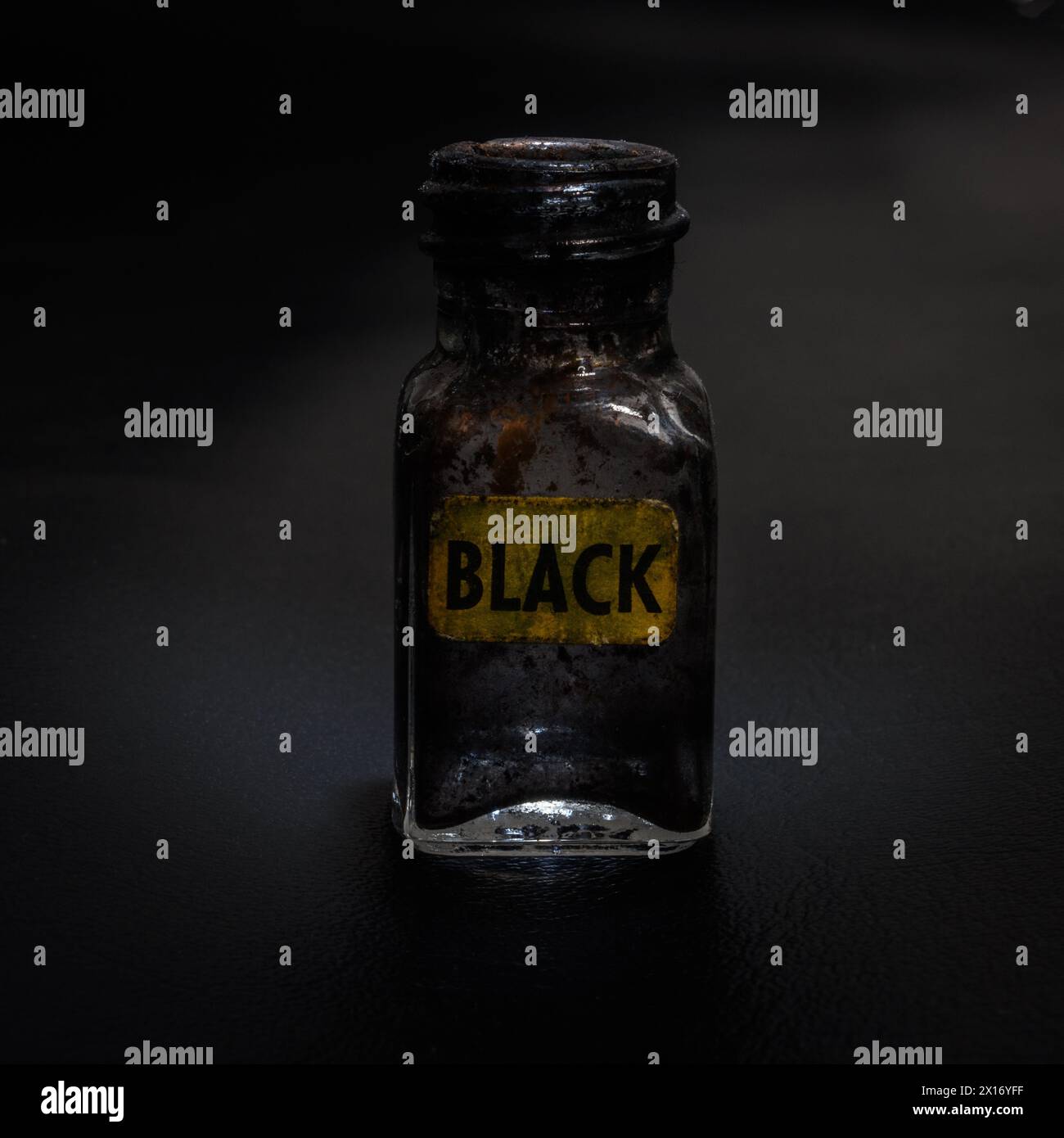 Alte Flasche getrocknete schwarze Tinte Stockfoto