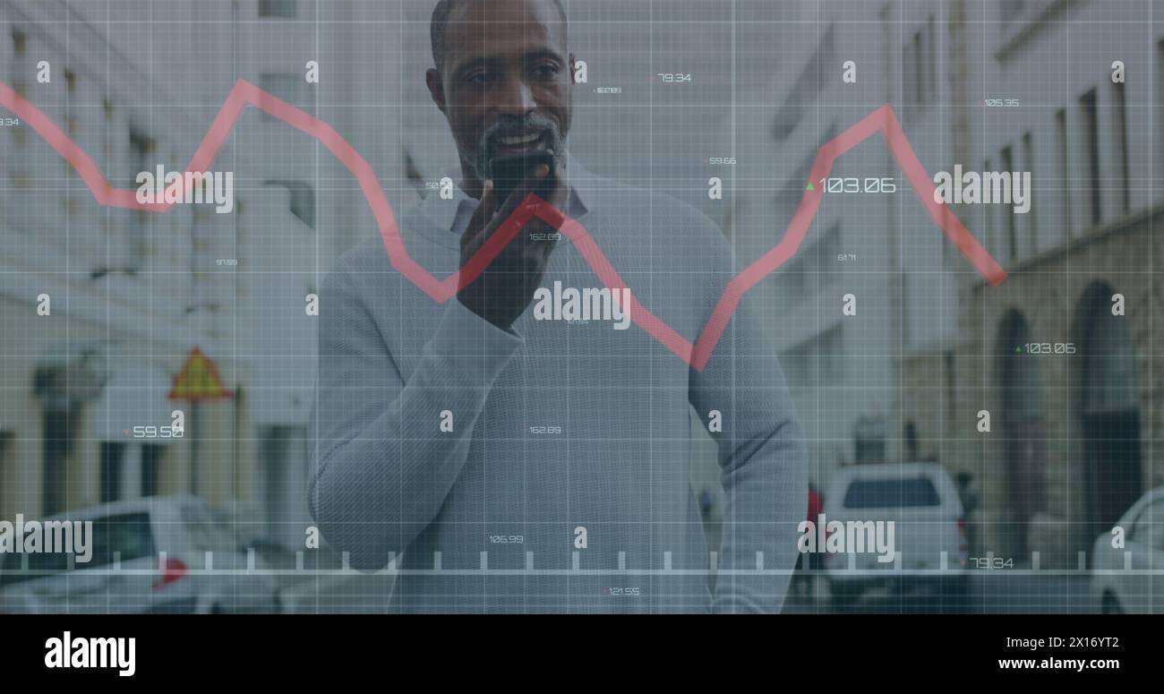 Bild der Datenverarbeitung über einem afroamerikanischen Mann mit Smartphone Stockfoto