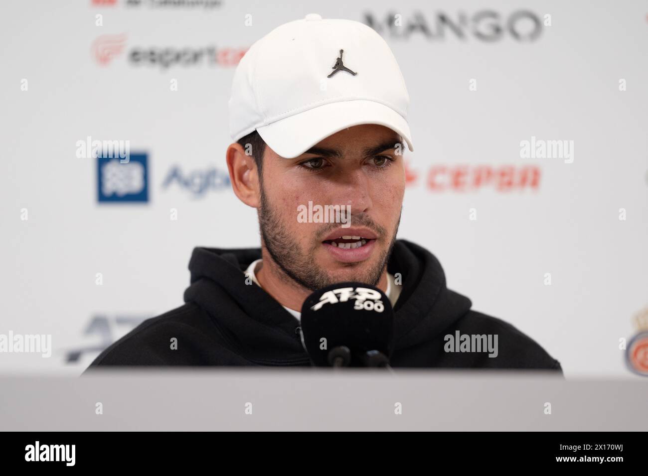 Barcelona, Spanien. April 2024. Carlos Alcaraz erscheint im Pressesaal der Barcelona Open ATP 500, um zu erklären, warum er nicht am Barcelona Tennis Turnier teilnehmen kann. Carlos Alcaraz aparece en la sala de prensa del Trofeo Conde de God - ATP 500 para explizar los motivos por los que no puede participar en el torneo de tenis de Barcelona. Auf dem Bild: Carlos Alcaraz News Sports -Barcelona, Spanien Montag, 15. april 2024 (Foto: Eric Renom/LaPresse) Credit: LaPresse/Alamy Live News Stockfoto