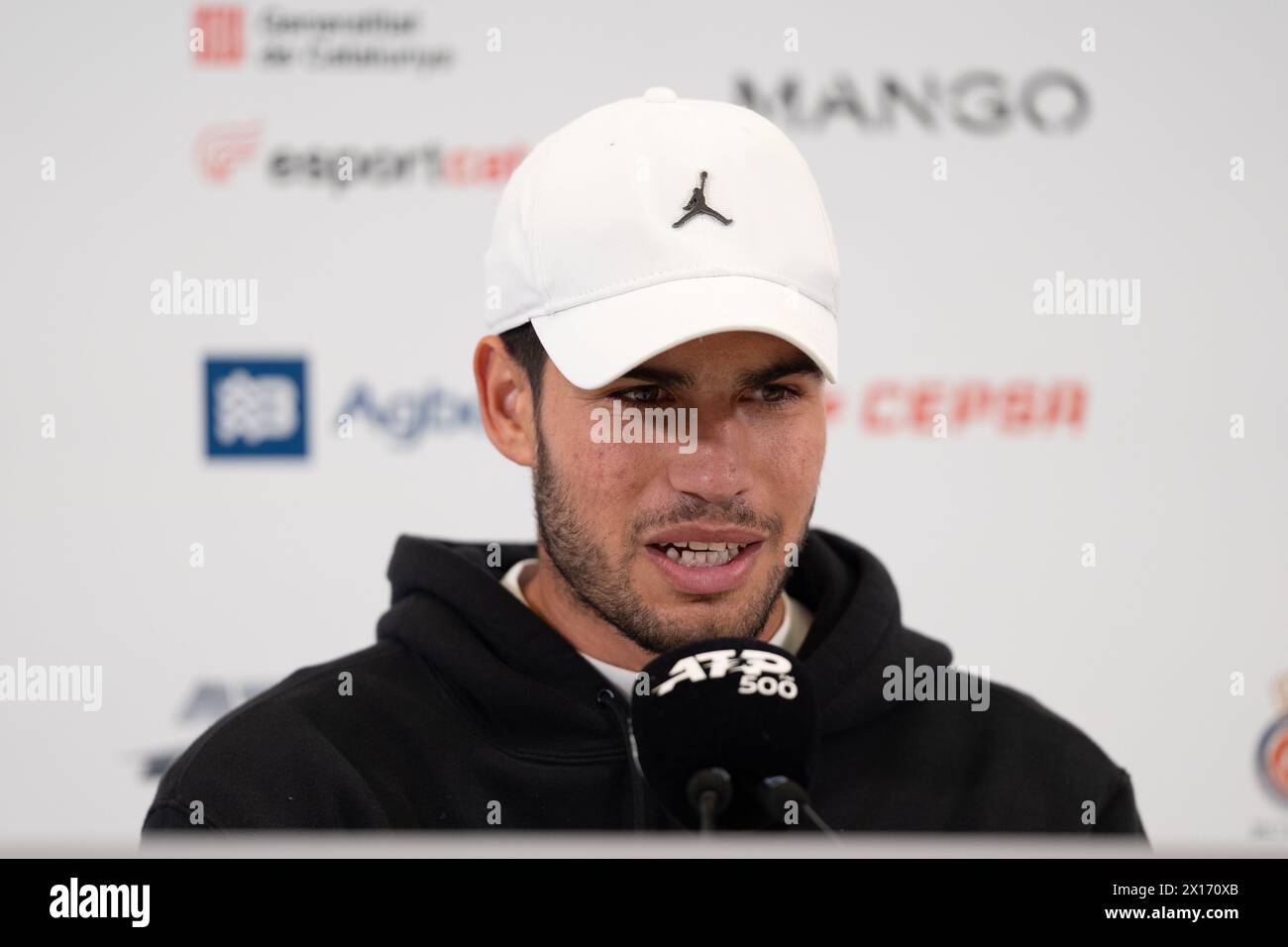 Barcelona, Spanien. April 2024. Carlos Alcaraz erscheint im Pressesaal der Barcelona Open ATP 500, um zu erklären, warum er nicht am Barcelona Tennis Turnier teilnehmen kann. Carlos Alcaraz aparece en la sala de prensa del Trofeo Conde de God - ATP 500 para explizar los motivos por los que no puede participar en el torneo de tenis de Barcelona. Auf dem Bild: Carlos Alcaraz News Sports -Barcelona, Spanien Montag, 15. april 2024 (Foto: Eric Renom/LaPresse) Credit: LaPresse/Alamy Live News Stockfoto