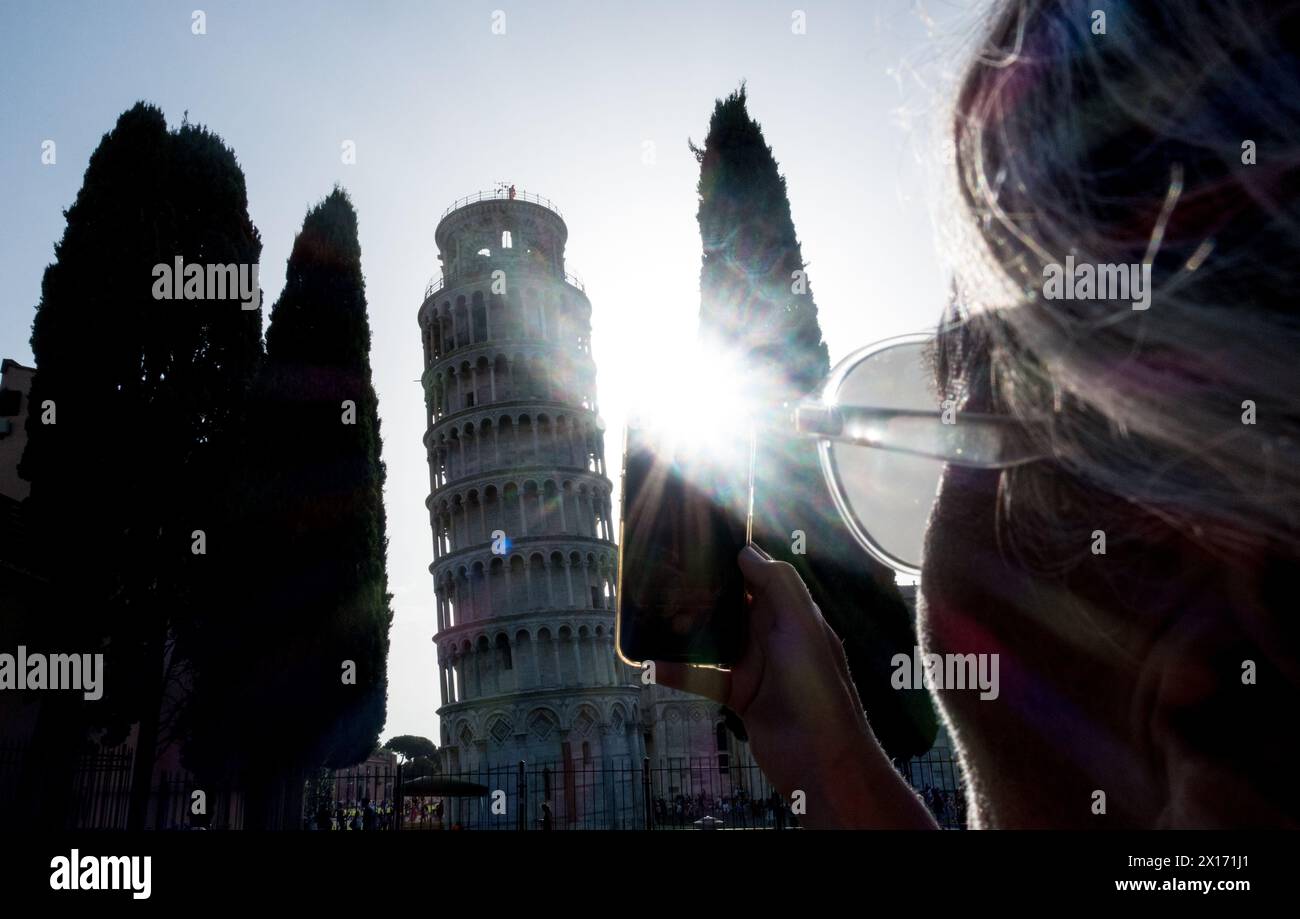 Nahaufnahme einer Frau, die mit einem Telefon den Schiefen Turm von Pisa fotografiert Stockfoto