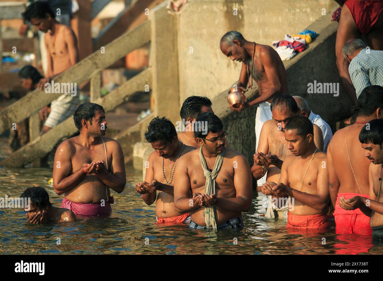 Pilger, die im Ganges bei Varanasi stehen Stockfoto