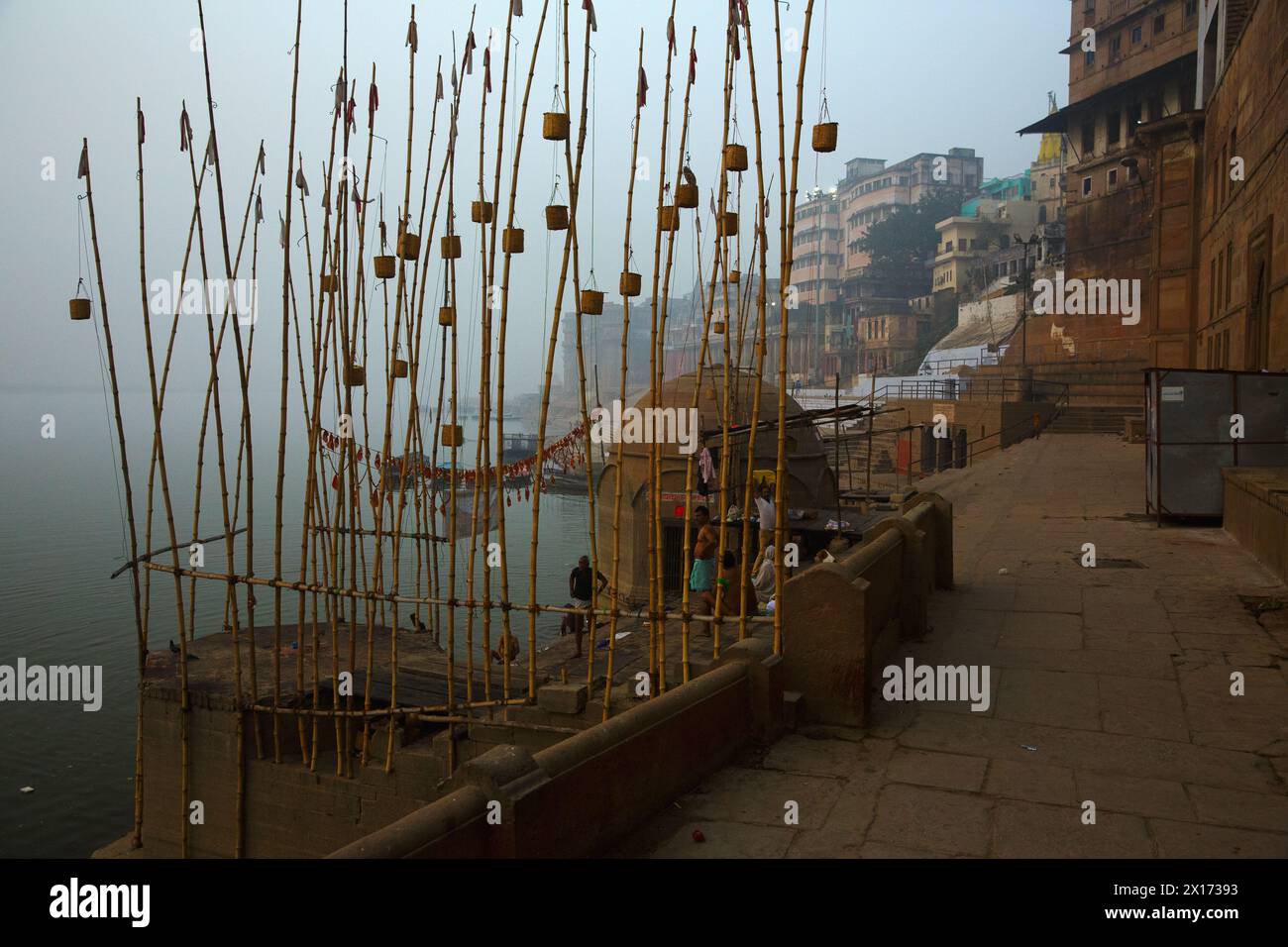 Korbkörbe hängen an Bambusstangen am Ufer des Ganges bei Varanasi Stockfoto