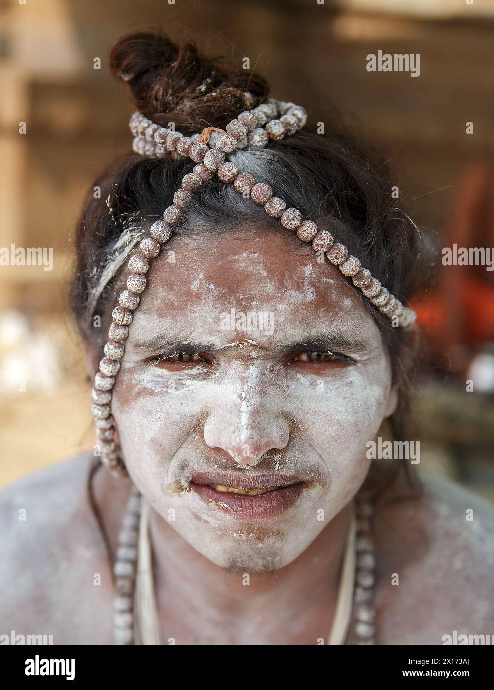 Porträt eines Sadhu oder spirituellen Aspiranten in Varanasi, Indien. Stockfoto