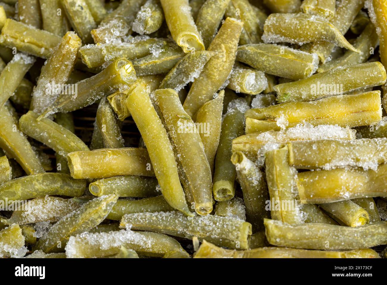 Gefrorene grüne Bohnen auf dem Tisch, tiefgefrorene Bohnen zum Aufbewahren und Kochen Stockfoto