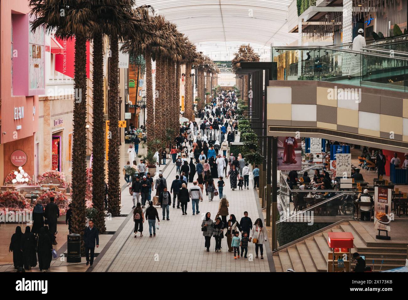 Palmen säumen eine geschäftige Straße in den Avenues, dem größten Einkaufszentrum in Kuwait Stockfoto