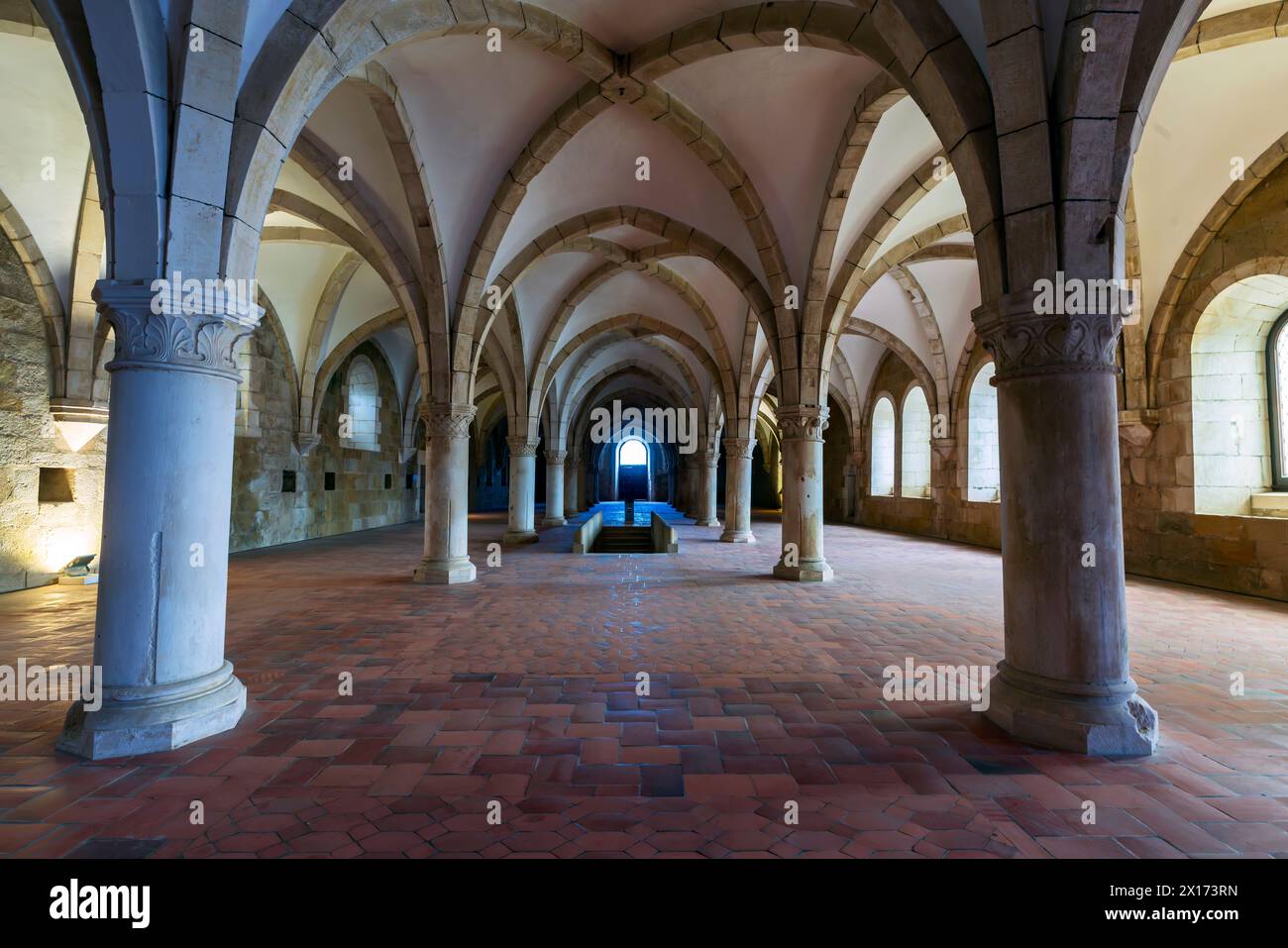 Das Gemeindewohnheim des Mönchs. Das Kloster Alcobaca (Mosteiro de Alcobaca) oder das Kloster Alcobasa. Portugal. Stockfoto