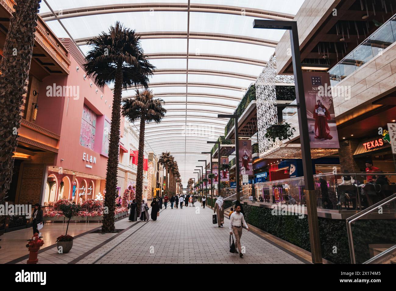 Eine ruhigere Straße in den Avenues, dem größten Einkaufszentrum in Kuwait Stockfoto