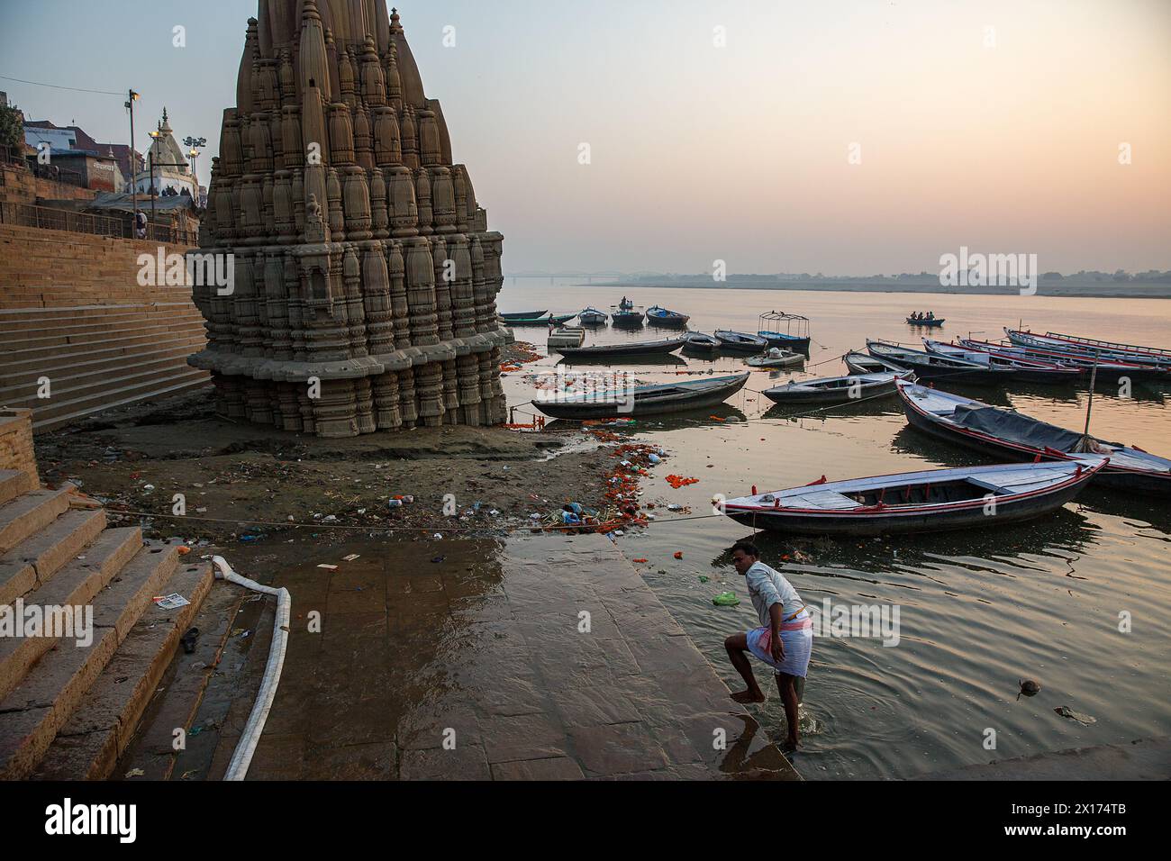 Ratneshwar Mahadev-Tempel oder Schiefer Tempel am Ganges bei Varanasi, Indien. Stockfoto