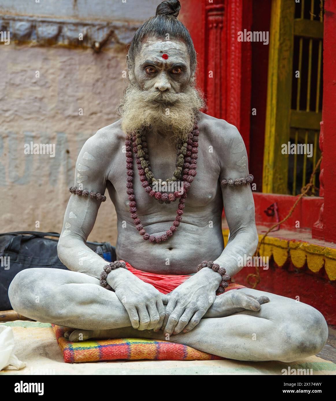 Sadhu in der Lotusposition in Varanasi, Indien Stockfoto