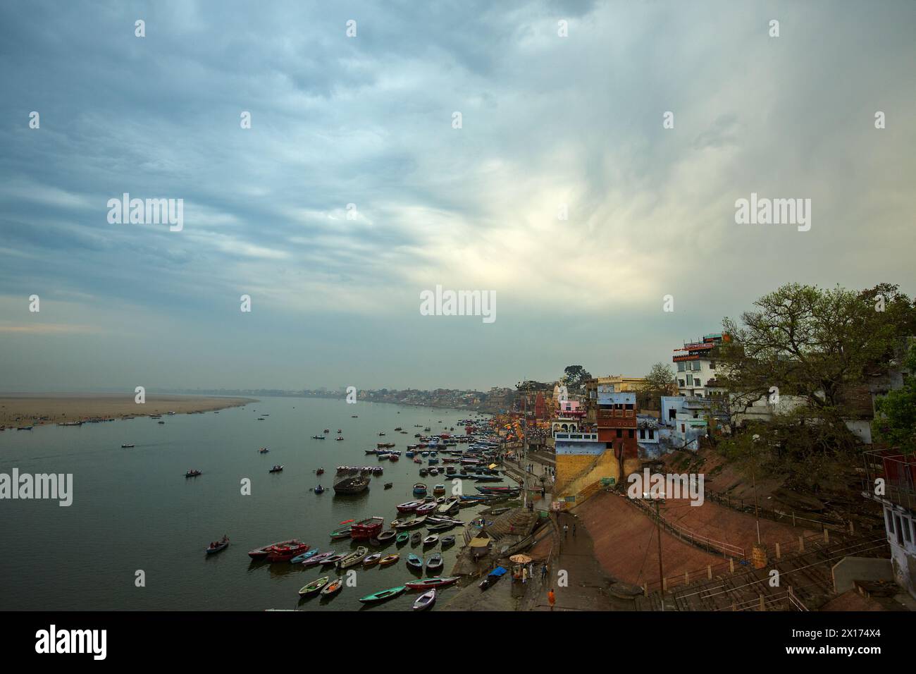 Panoramablick auf den Ganges bei Varanasi, Indien. Stockfoto
