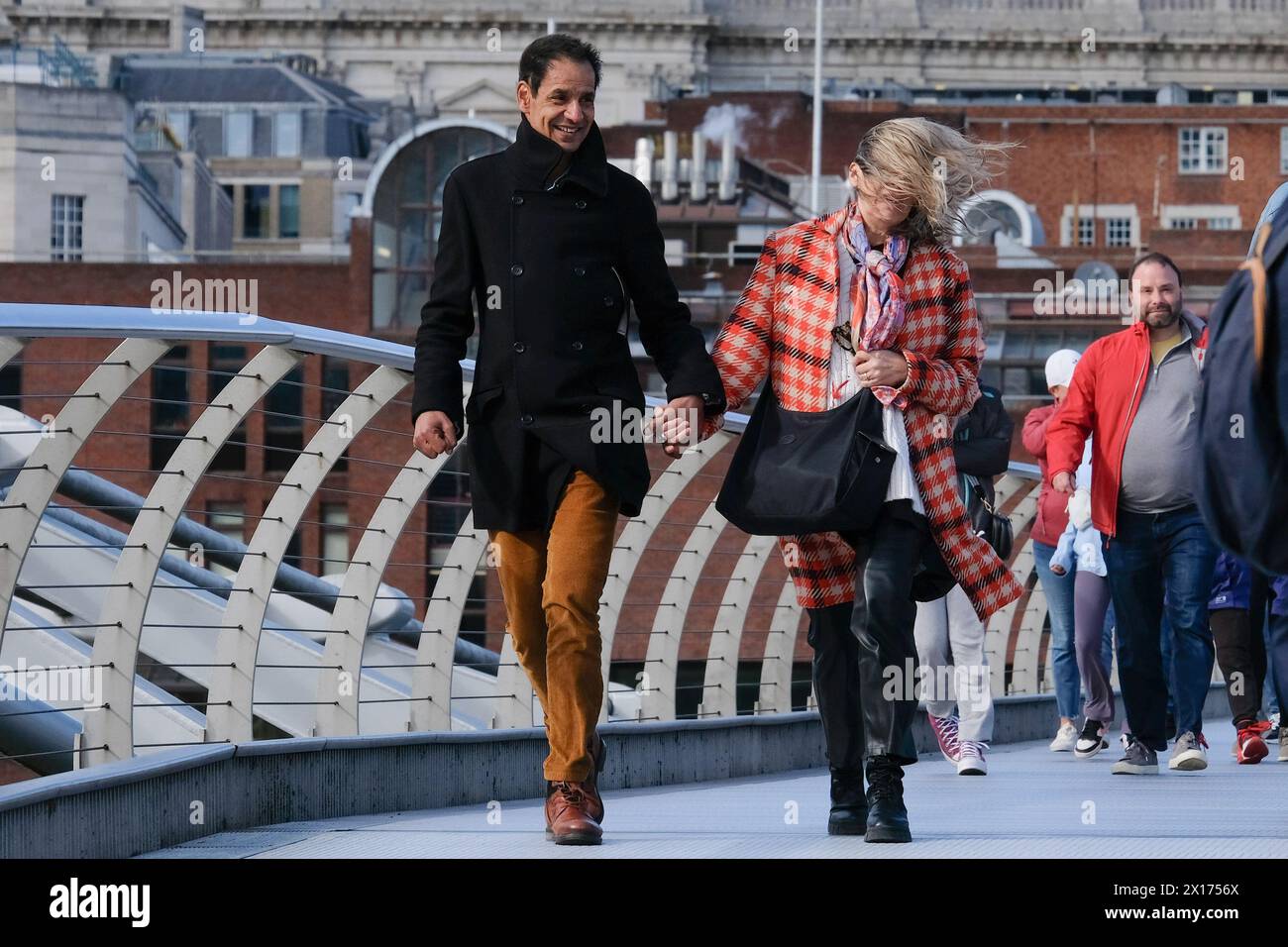 London, Großbritannien, 15. April 2024. Menschen, die über die Millennium Bridge gingen, sahen sich Böen bis zu 41 km/h gegenüber, als das Met Office eine gelbe Windwarnung ausgab. Quelle: Eleventh Photography/Alamy Live News Stockfoto