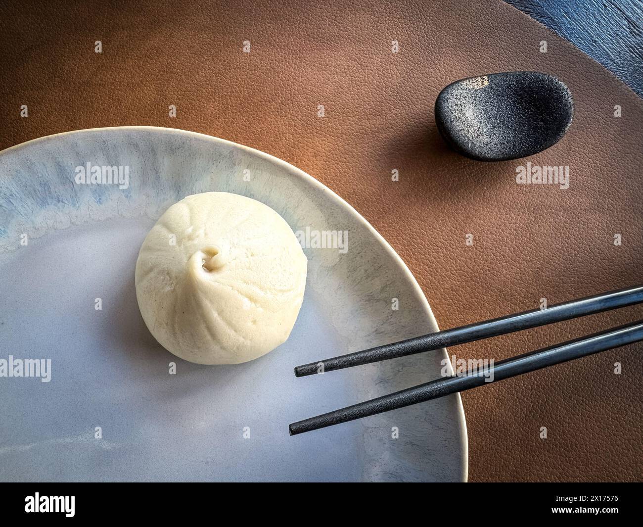 asiatisches Essen bao Brot auf einem schönen Teller mit Stäbchen zum Essen Stockfoto