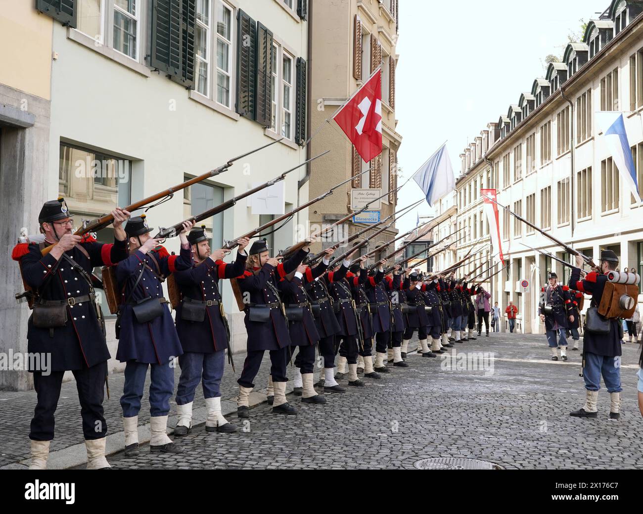 Anton Geisser 15.04.2024 Saechsi Lueuete Sechselaeuten Ehrengast Kanton Appenzell Ausserrhoden. Bild : Alte Schwyzer Krieger / Soldaten *** Anton Geisser 15 04 2024 Saechsi Lueuete Sechselaeuten Ehrengast Kanton Appenzell Ausserrhoden Bild Alte Schwyzer Krieger Soldaten Stockfoto