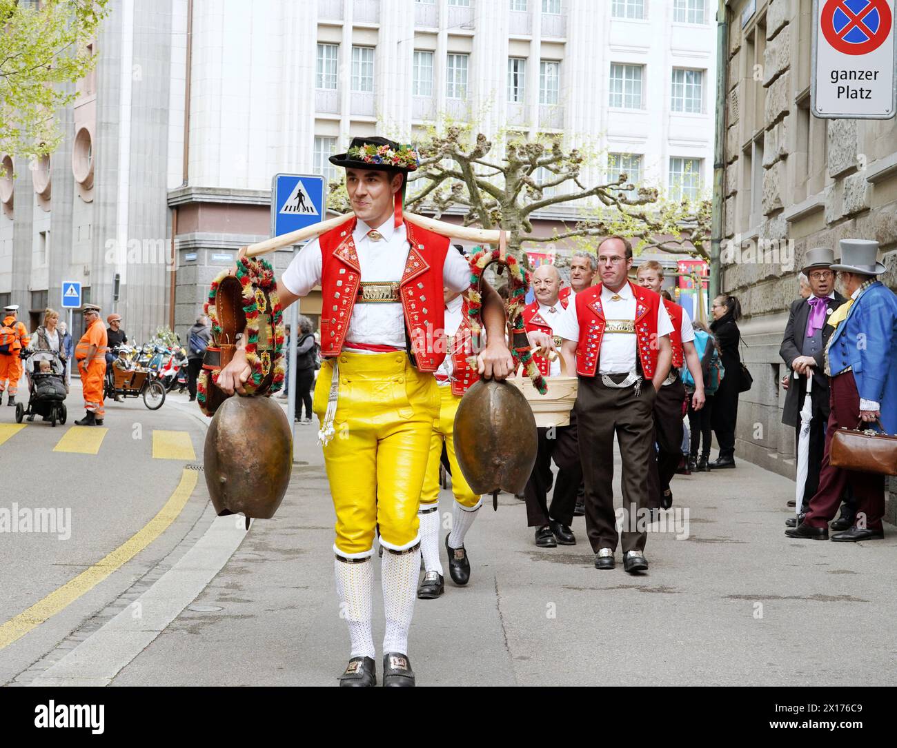 Anton Geisser 15.04.2024 Saechsi Lueuete Sechselaeuten Ehrengast Kanton Appenzell Ausserrhoden. Bild : Gruppe Appenzeller in Tracht *** Anton Geisser 15 04 2024 Saechsi Lueuete Sechselaeuten Ehrengast Kanton Appenzell Ausserrhoden Bildgruppe Appenzeller in Tracht Stockfoto