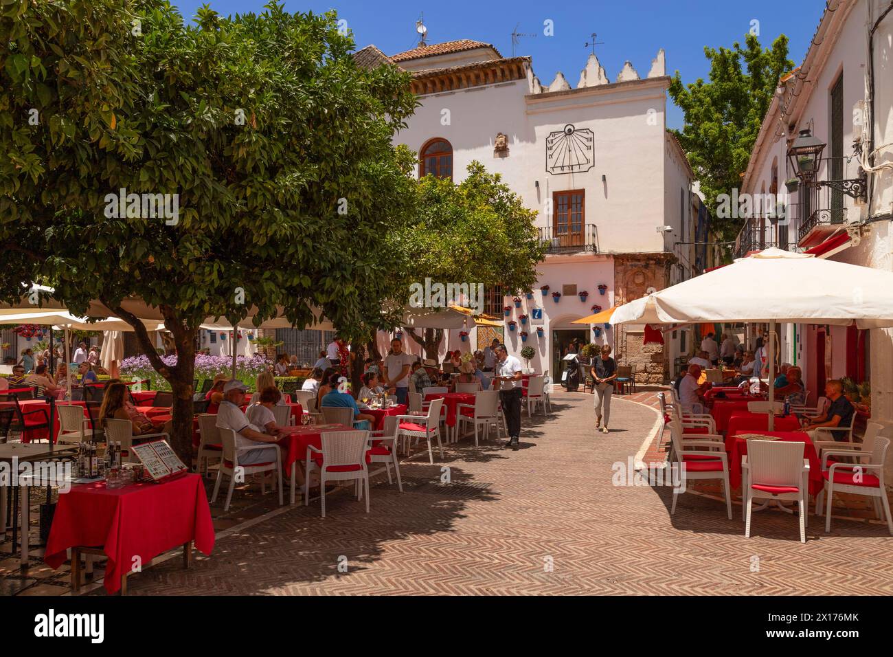Gemütlicher kleiner Platz mit Geschäften und Restaurants auf dem Plaza de los Naranjos in der Altstadt von Marbella. Stockfoto