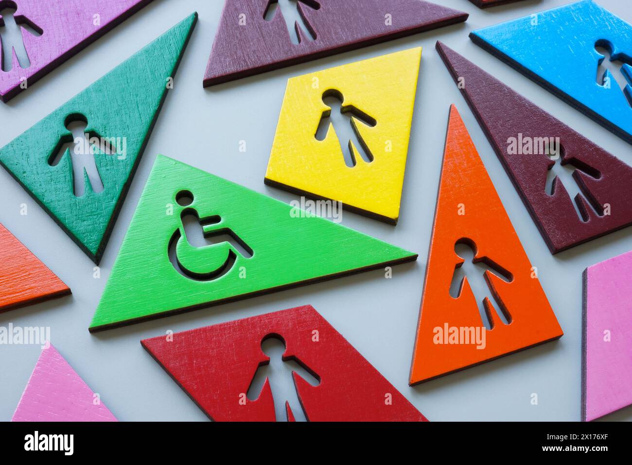 Mehrfarbige Figuren und eine mit Behinderungen kennzeichnen als Konzept von Inklusivität und Vielfalt. Stockfoto