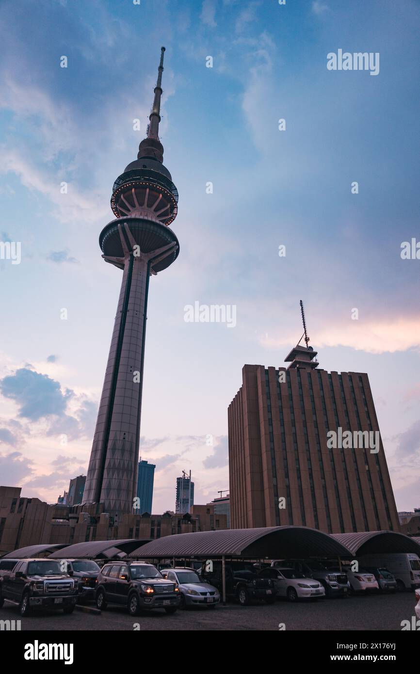 Liberation Tower, ein 1.220 Fuß großer Turm, der 1996 in Kuwait City fertiggestellt wurde. Es wurde für die Telekommunikation gebaut und beherbergt auch mehrere Regierungsbüros Stockfoto