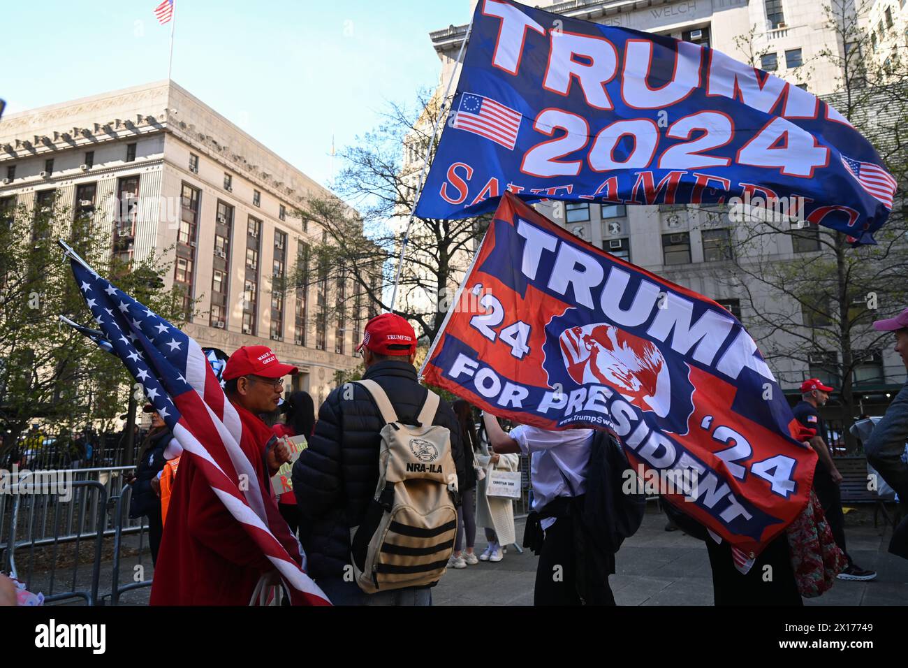 Trump Unterstützer vor dem Manhattan Criminal Court während des Strafprozesses gegen Donald Trump am 15. April 2024 in New York City. Stockfoto