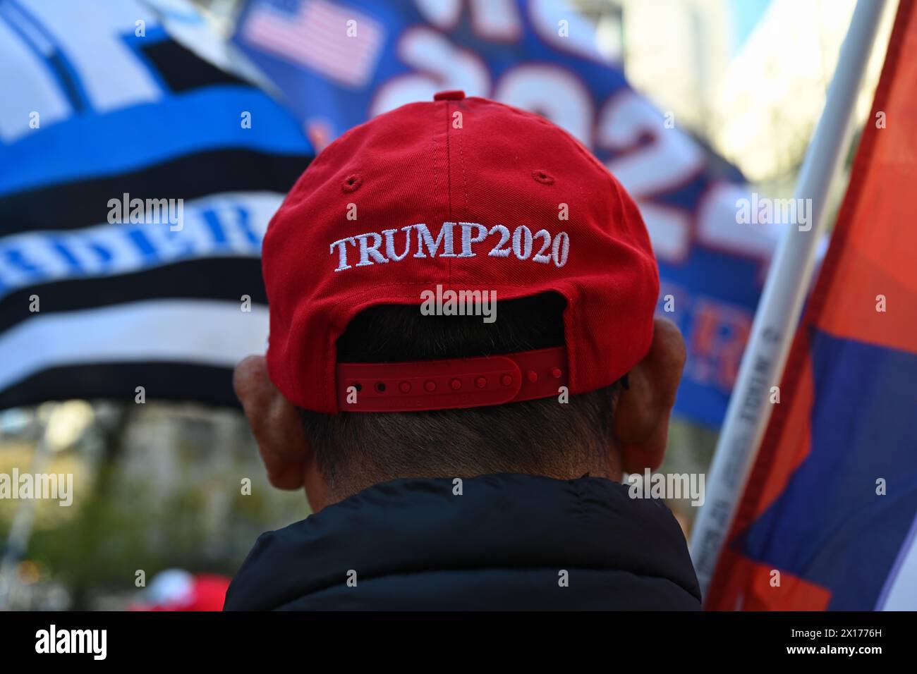 Trump Unterstützer vor dem Manhattan Criminal Court während des Strafprozesses gegen Donald Trump am 15. April 2024 in New York City. Stockfoto