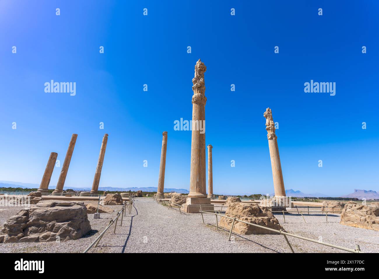 Hoch aufragende Säulen und komplizierte Schnitzereien zeigen die architektonische Brillanz von Persepolis. Es ist ein UNESCO-Weltkulturerbe und spiegelt die Pracht eines wider Stockfoto