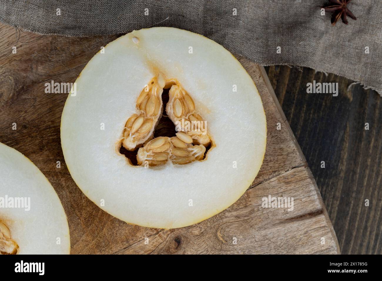 In Scheiben geschnittene süße, hellgelbe Melone, kochen mit goldener Melone in Nahaufnahme Stockfoto