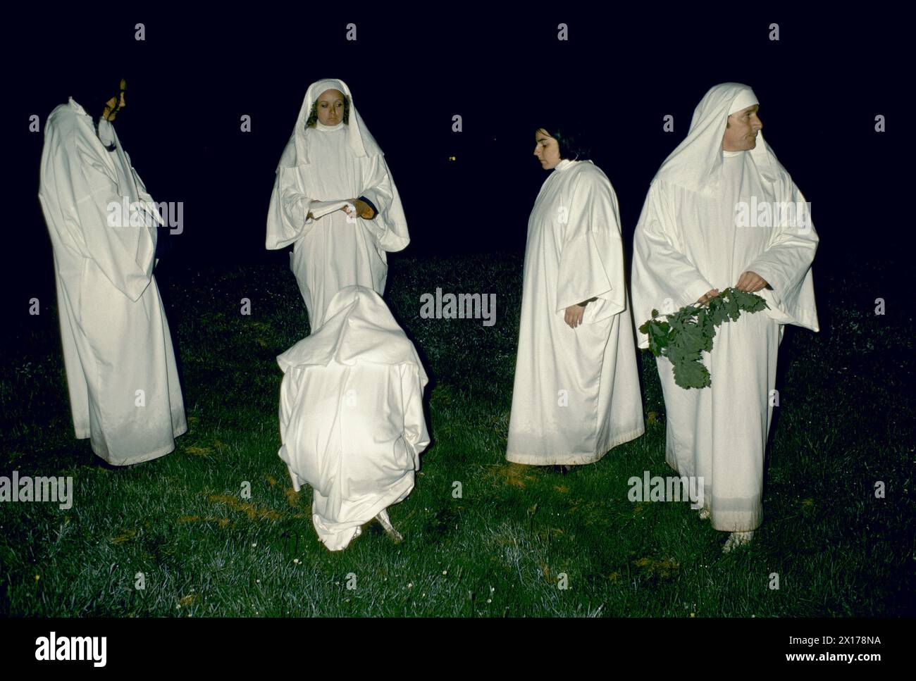 Mitglieder des Druidenordens. Druiden die ganze Nacht über feiern sie die Sommersonnenwende in Stonehenge Wiltshire vom 21. Juni bis in die Nacht. Traditionelle heilige Rituale und Rituale werden durchgeführt. William Roach alias Ken Barlow, ein Schauspieler aus der Coronation Street (BBC-Seifenoper) (r), der einen grünen kleinen Zweig hält. 1970er Jahre Großbritannien. Um 1975. Salisbury Plain, England HOMER SYKES Stockfoto