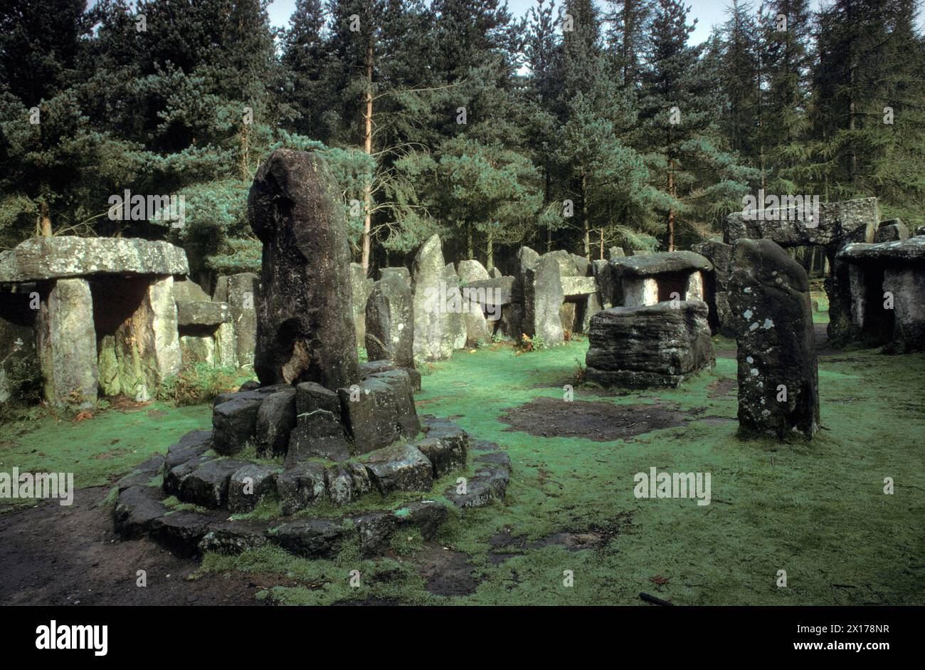 Ilton Druid Folly, Masham, North Yorkshire, eine Miniatur Stonehenge auf Ilton Moor wurde 1790 von William Danby, dem Squire von Swinton Hall, nach seiner Rückkehr von einer Europa-Tour geschaffen. Er war vom Druidismus-Kult fasziniert und wurde 1800 in einem eigenen Druidischen Tempel errichtet. England 1992. HOMER SYKES AUS DEN 1990ER JAHREN Stockfoto