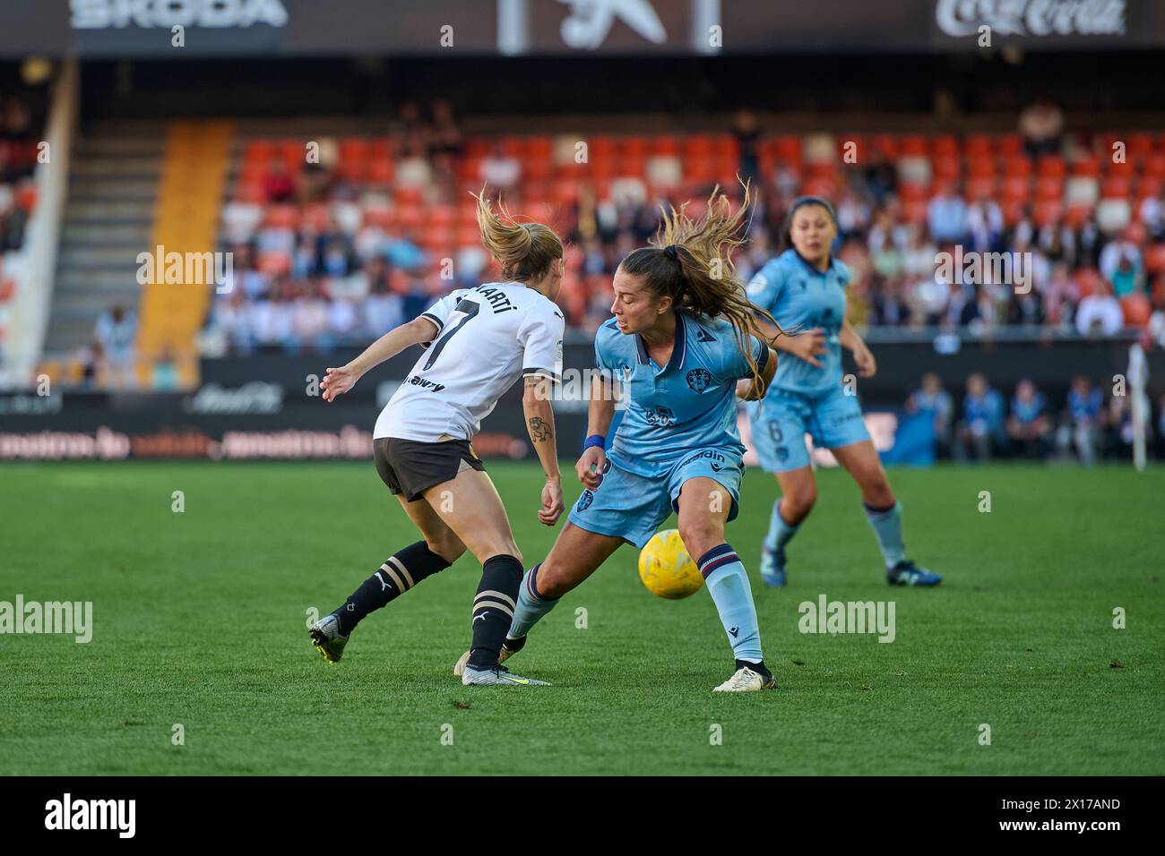 Valencia, Spanien. April 2024. Marina Marti von Valencia CF Female, Silvia Lloris Nicolas von Levante UD Female in der Liga F Regular Season Runde 23 zwischen Valencia CF Female und Levante UD Female im Mestalla Stadium. Ergebnis: Valencia CF Female 1: 1 Levante UD Female (Foto: German Vidal Ponce/SOPA Images/SIPA USA) Credit: SIPA USA/Alamy Live News Stockfoto