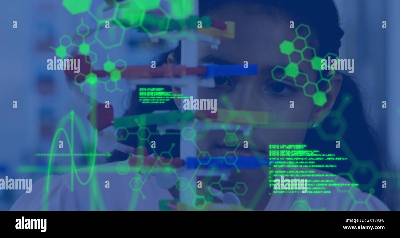 Bild von Datenverarbeitung und chemischer Formel über birassisches Schulmädchen Stockfoto