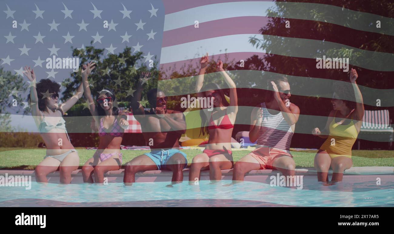 Bild einer amerikanischen Flagge über verschiedenen Freunden auf der Poolparty Stockfoto