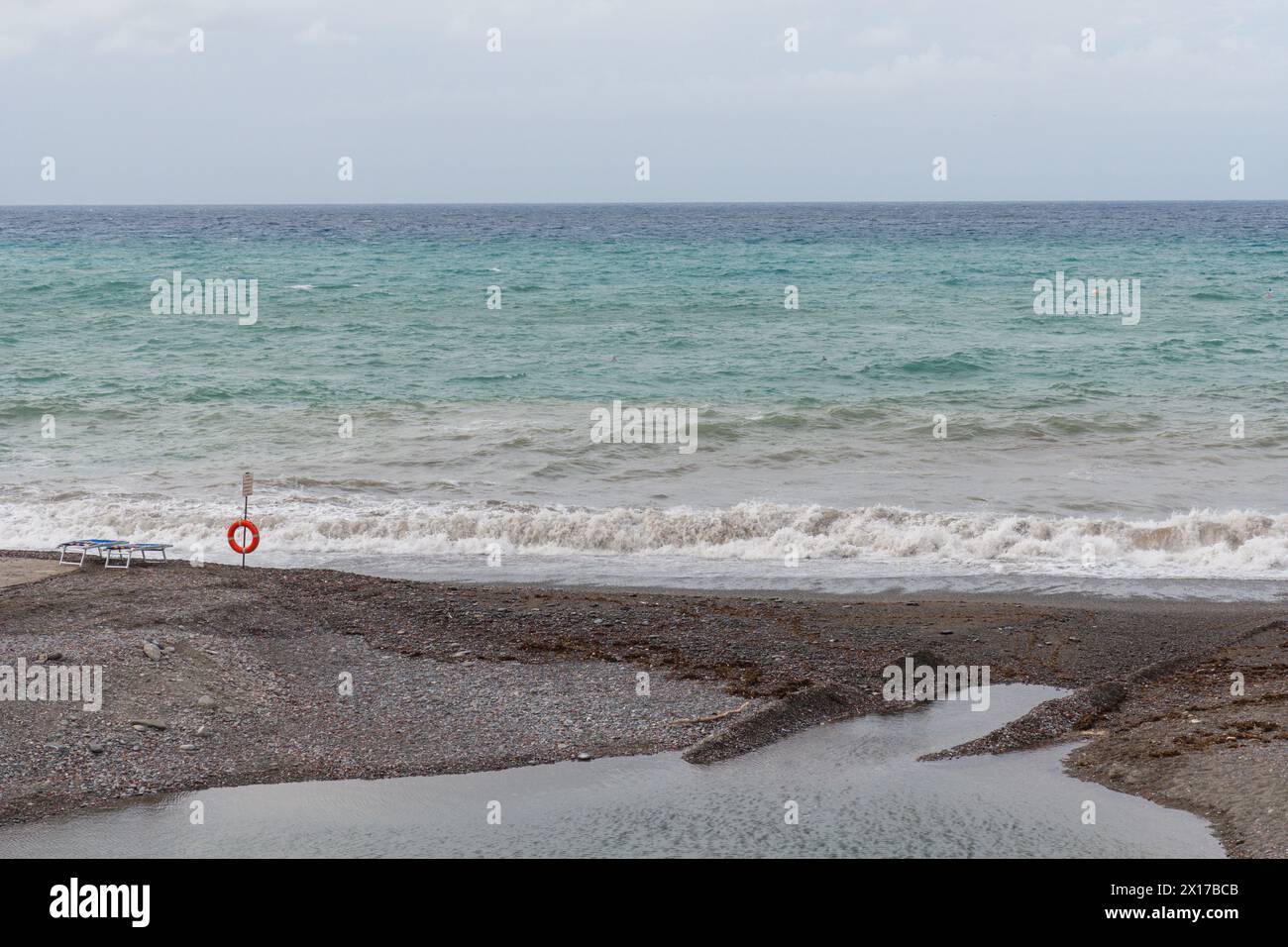 Leerer Strand in Genua an einem rauen Tag Stockfoto