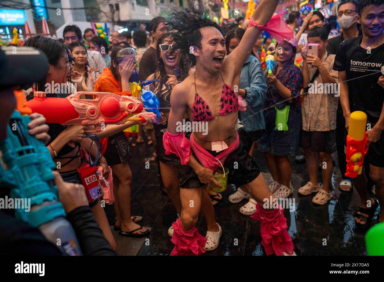 15. April 2024, Bangkok, Thailand: Am letzten Tag von Songkran nehmen die Besucher an spontanen Wasserkämpfen Teil und feiern an Bangkoks weltberühmtem Touristenzentrum Khao San Road. Songkran, Thailands traditionelles Neujahrsfest, ist eine mehrtägige Veranstaltung, bei der junge und alte Teilnehmer Wasser spritzen und feuchten Ton auf die Gesichter der Menschen auftragen, was ein Reinigungsritual darstellt, um Sünden und Unglück zu waschen. Der Feiertag hat seinen Namen von dem Sanskrit-Wort Samkranti, was „astrologische Passage“ bedeutet. (Kreditbild: © Adryel Talamantes/ZUMA Press Wire) NUR REDAKTIONELLE VERWENDUNG! Nicht für Komm Stockfoto