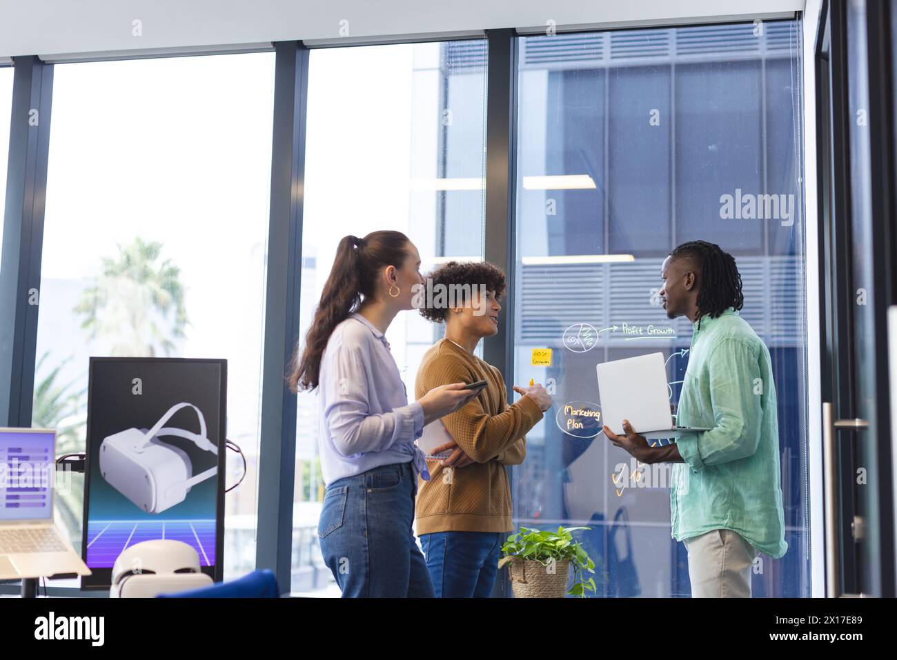 Verschiedene Teams diskutieren VR-Diagramme im Büro Stockfoto