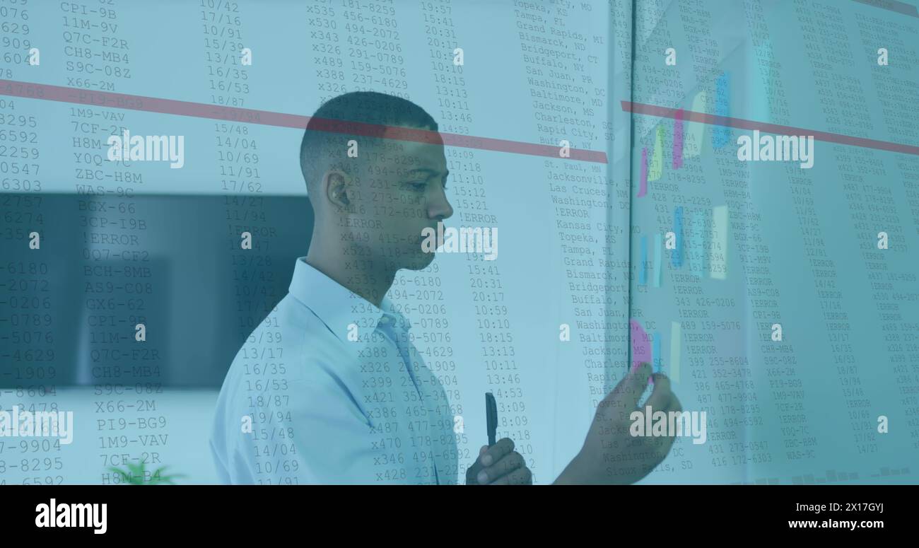 Bild der Datenverarbeitung gegen einen afroamerikanischen Mann, der Notizen im Büro aufklebt Stockfoto