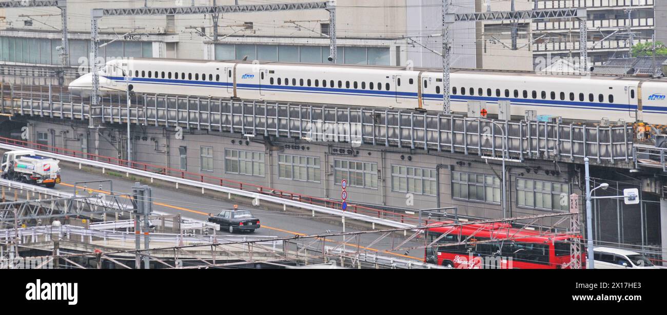 Shinkansen-Zug fährt vom Bahnhof Kyoto in Japan ab Stockfoto