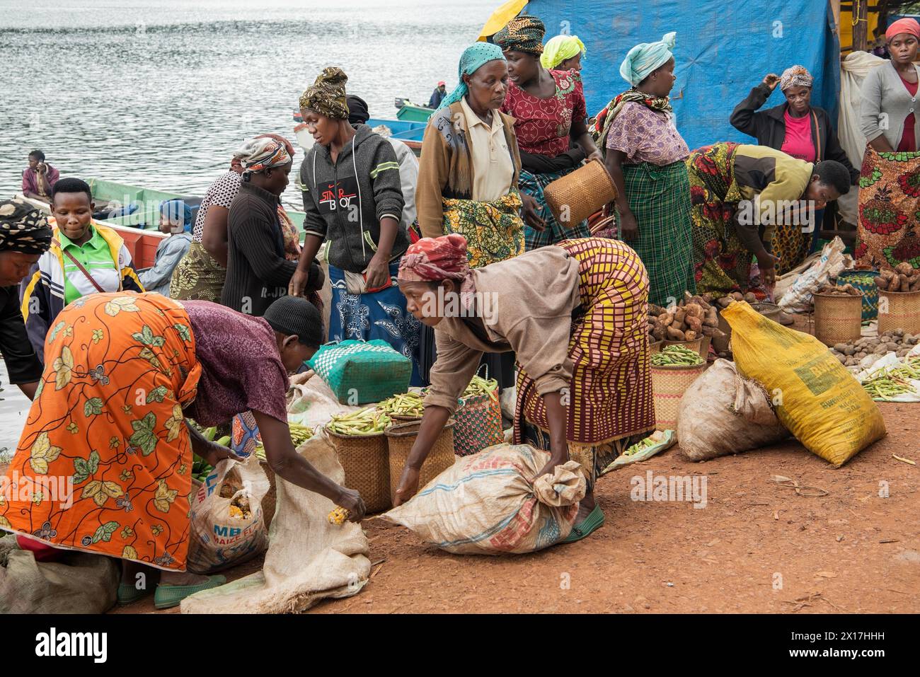 Am Ufer des Bunyonyi-Sees im Süden Ugandas findet jeden Freitag ein lebhafter lokaler Markt statt. Viele Händler in der Gegend kommen, um ihre Produkte zu verkaufen. Stockfoto