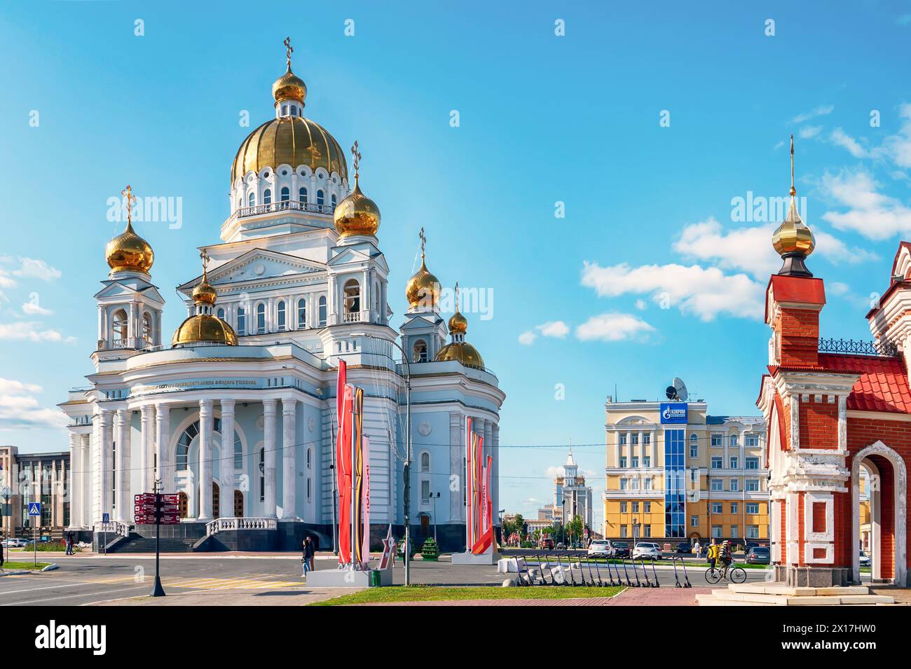 Saransk, Russland - 4. Juni 2023 - Kathedrale St. Theodor Uschakow, Alexander Newski-Kapelle und das Denkmal für Mordowien-Soldaten, die in der ums Leben kamen Stockfoto