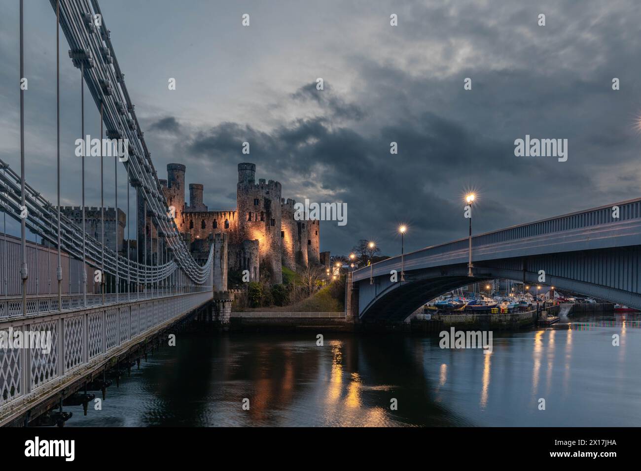 Conway Castle (Castell Conwy) und die von Thomas Telford entworfene Hängebrücke. Stockfoto