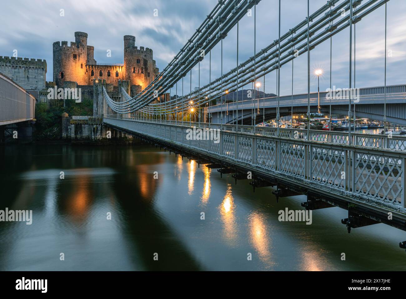 Conway Castle (Castell Conwy) und die von Thomas Telford entworfene Hängebrücke. Stockfoto