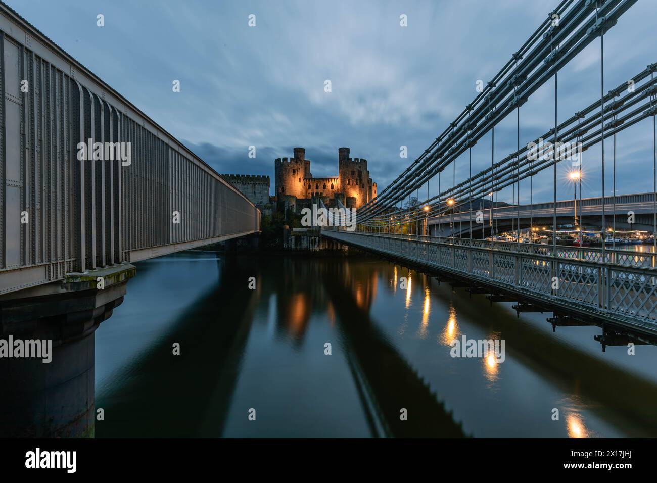 Conway Castle (Castell Conwy) und die von Thomas Telford entworfene Hängebrücke. Stockfoto