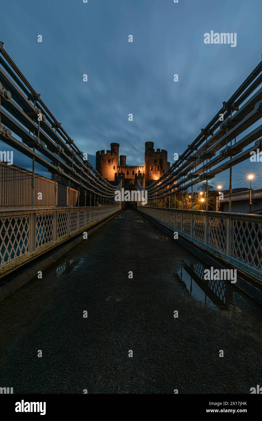 Conway Castle (Castell Conwy) und die von Thomas Telford entworfene Hängebrücke. Stockfoto