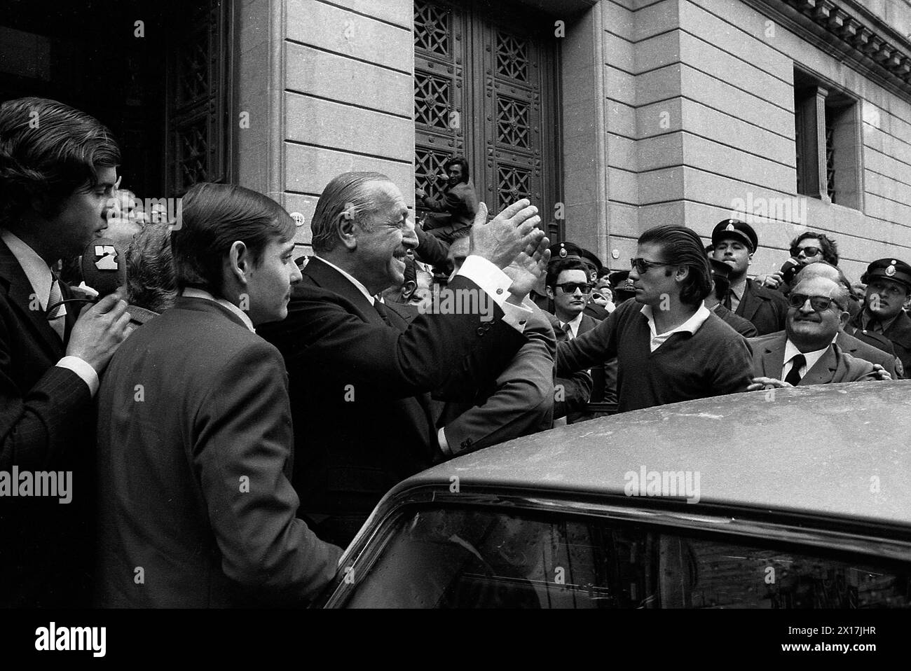 Der argentinische Politiker Héctor José Cámpora verlässt den Nationalkongress, nachdem er sein Diplom als neu gewählter Präsident Argentiniens gemäß den Ergebnissen der Parlamentswahlen vom 11. März 1973 in Buenos Aires 1973 erhalten hatte. Stockfoto