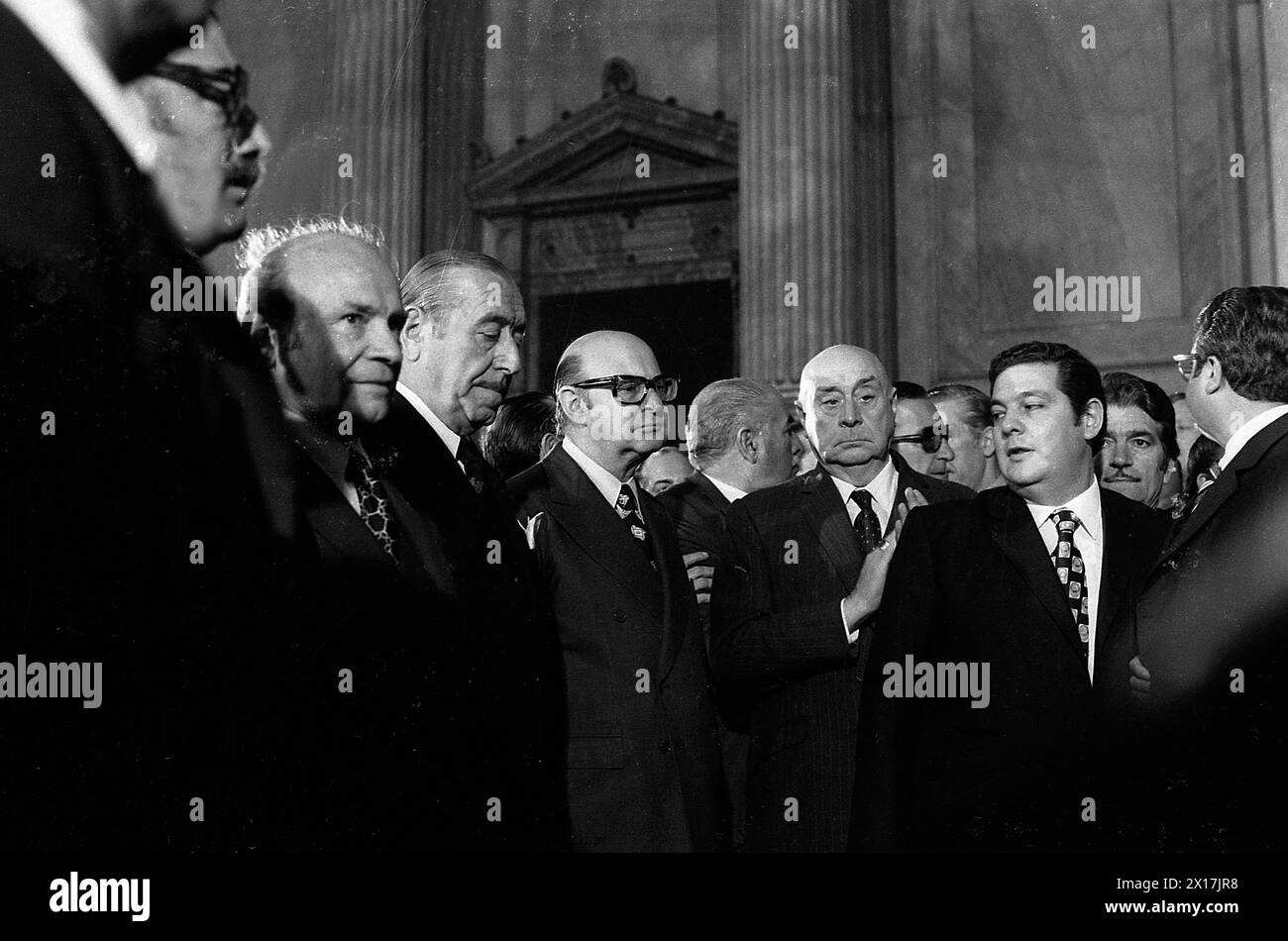 Der argentinische Politiker Vicente Solano Lima (links) und Héctor José Cámpora erhalten ihr Diplom nach den Parlamentswahlen am 11. März 1973, Arturo Mor Roig (Mitte), Nationalkongress, Buenos Aires, 1973. Stockfoto