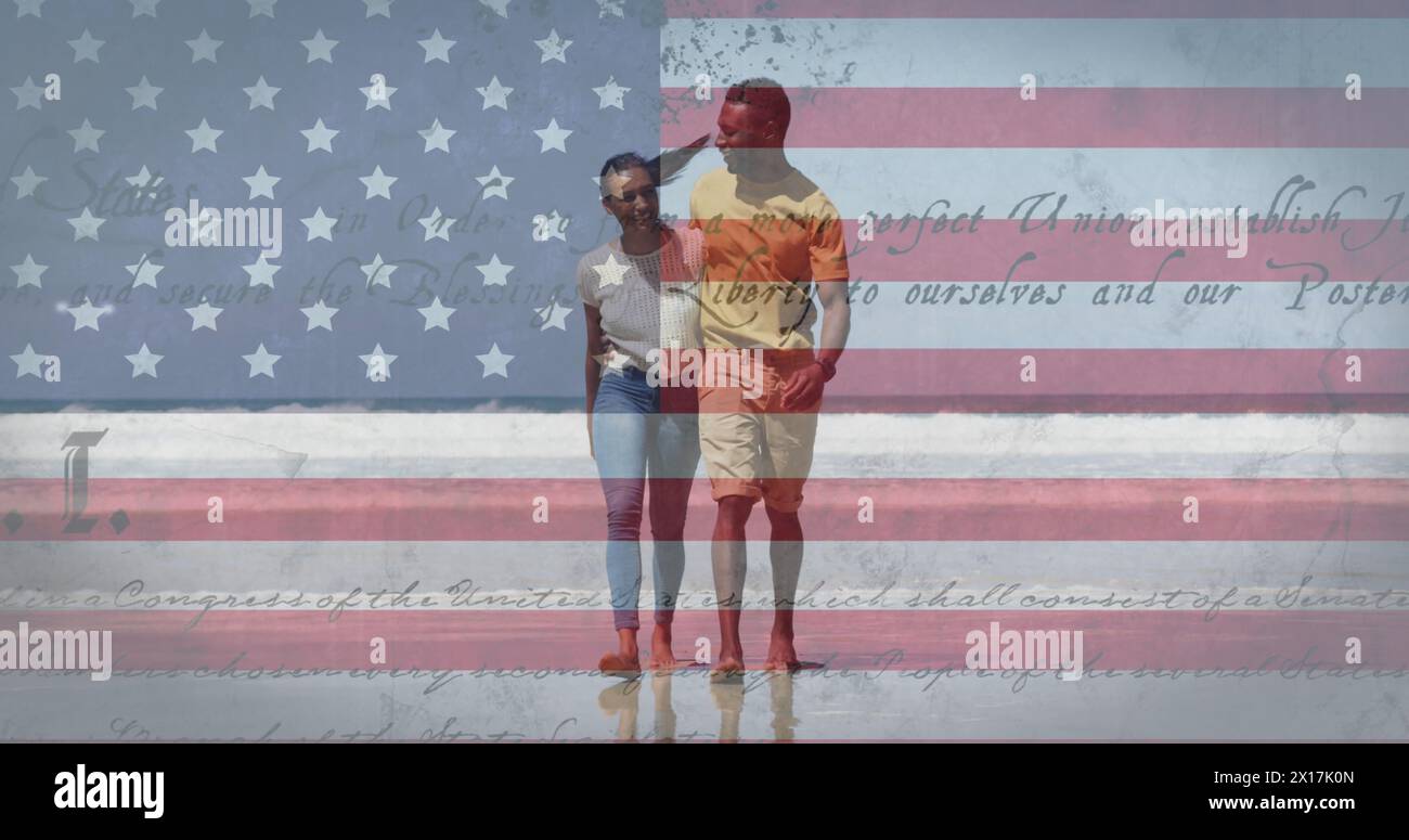 Bild einer amerikanischen Flagge und Text, die sich über ein Paar bewegen, das am Strand spaziert Stockfoto