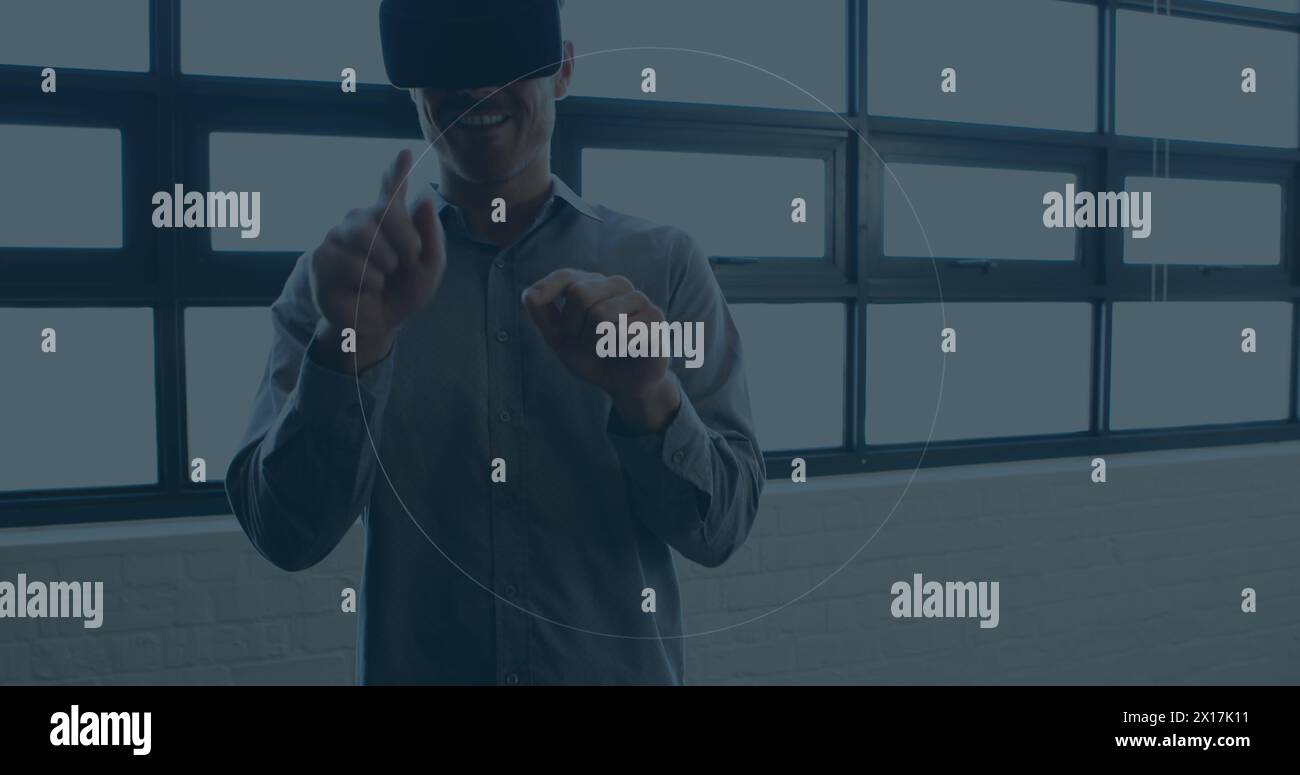 Bild des Oszilloskops, das über einem Geschäftsmann mit vr-Headset scannt Stockfoto